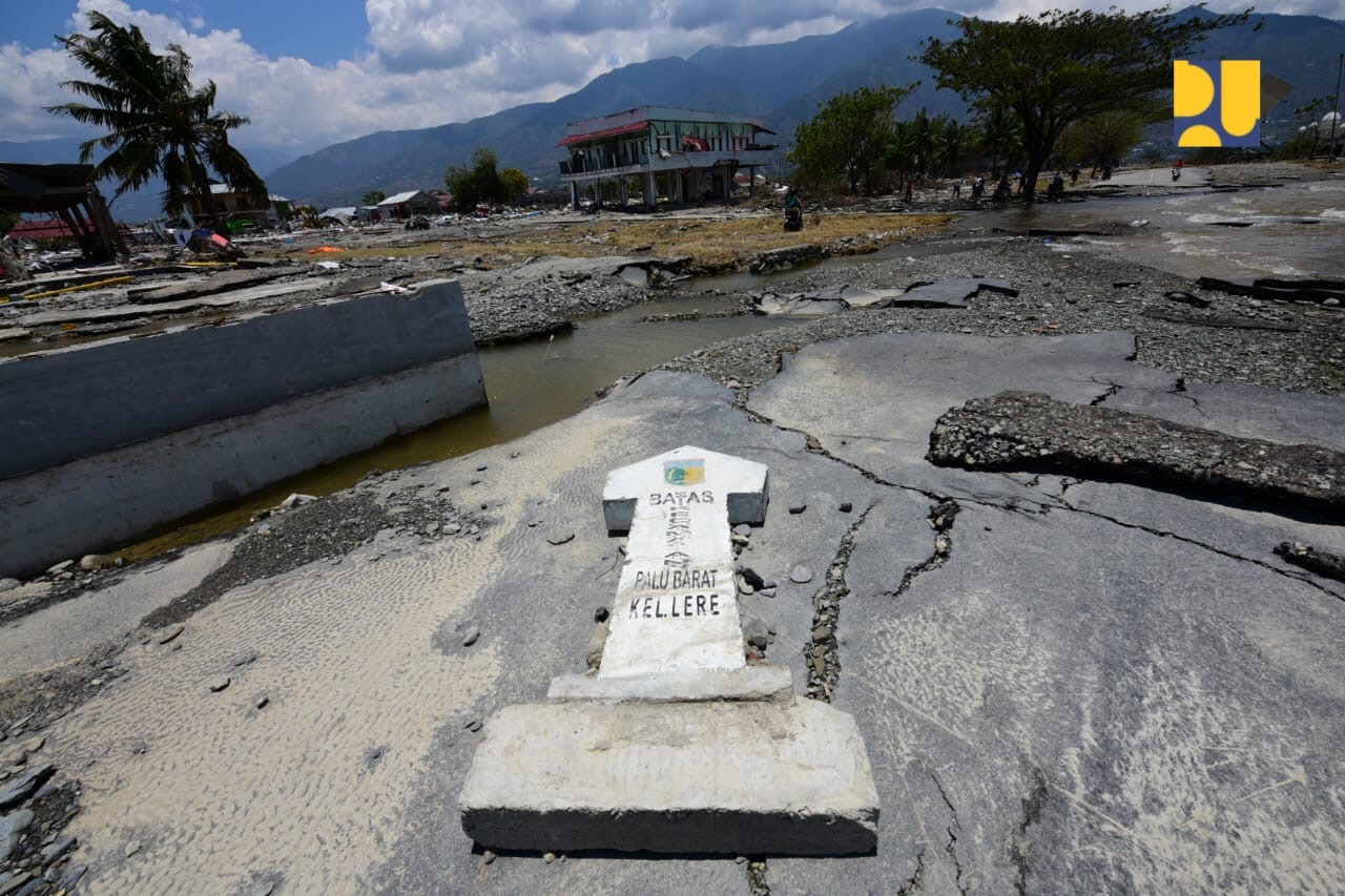 Akses Jalan ke Palu yang rusak berat akibat gempa dan tsunami